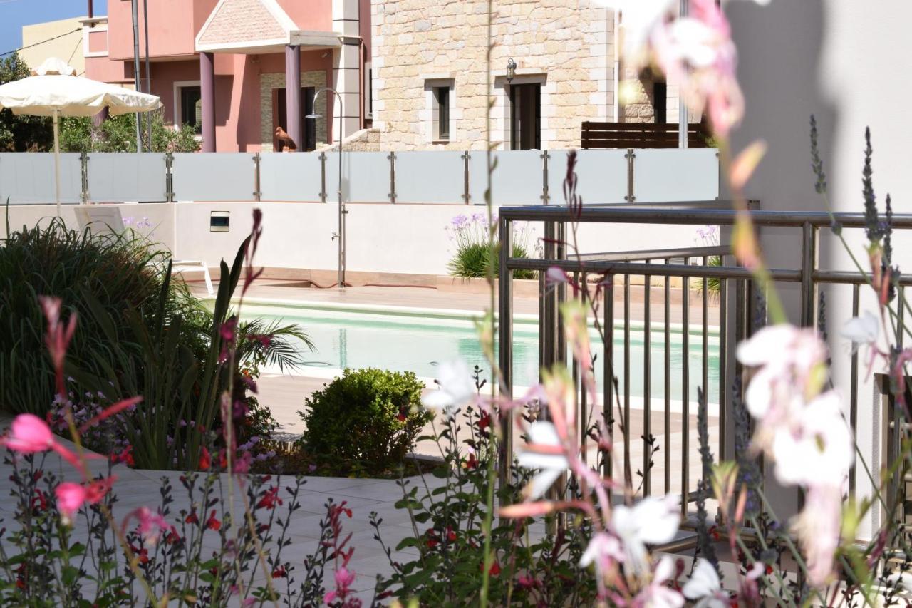 Four Seasons Homes สตาโลส ภายนอก รูปภาพ